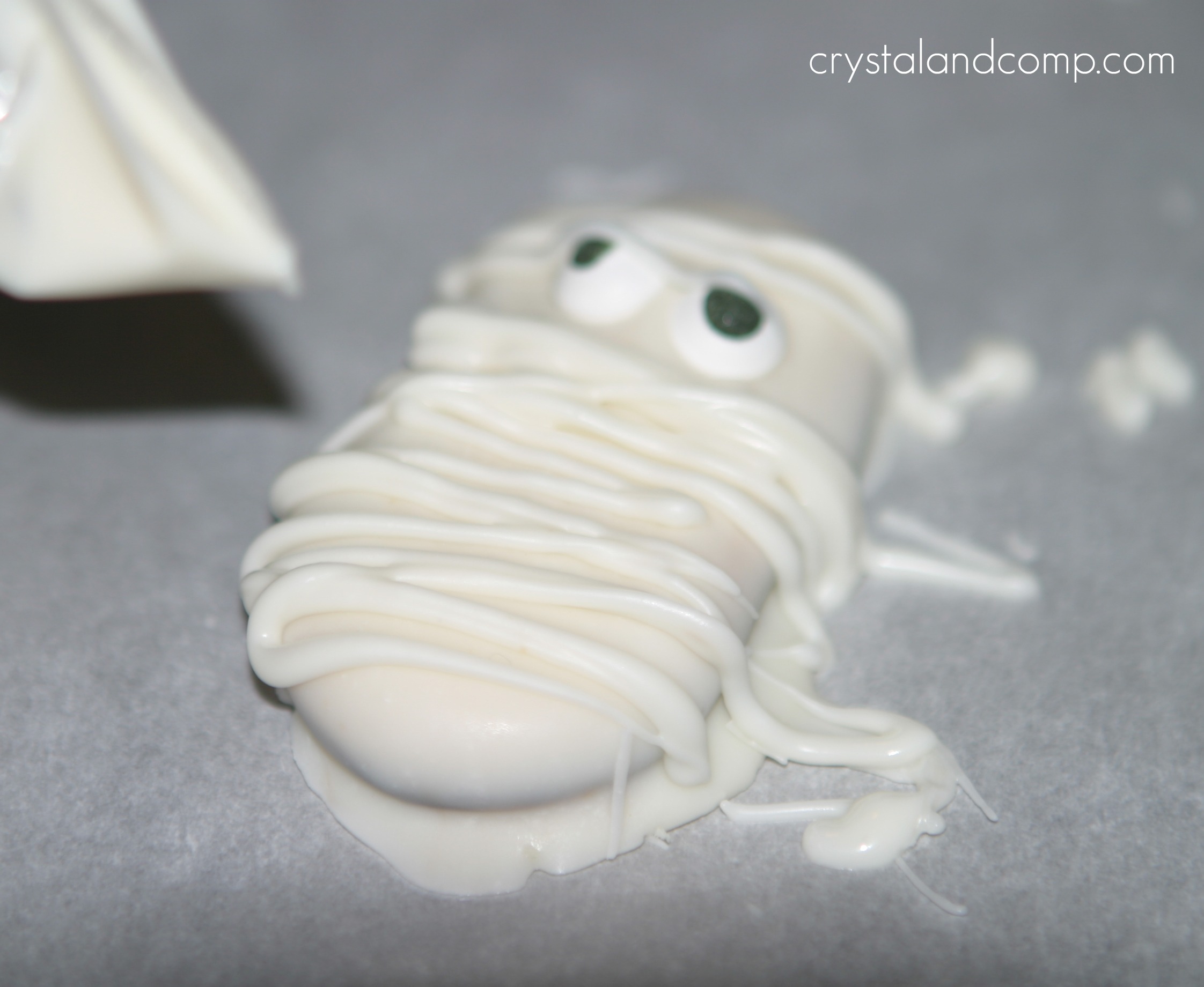How to Make Mummy Cookies (Free Halloween Printable)