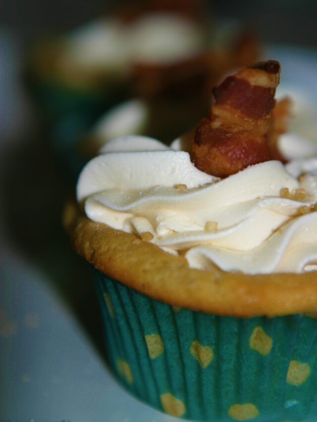 cropped-add-bacon-pieces-to-top-of-cupcake.jpg