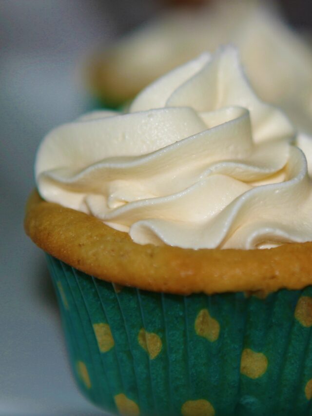 cropped-maple-icing-on-bacon-cupcakes.jpg