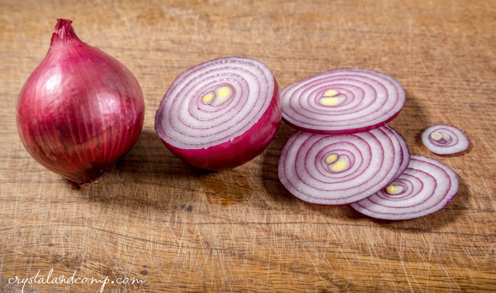 sliced purple onion