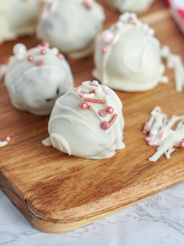 cropped-Valentine_s-Day-Oreo-Cookie-Balls-long.jpg