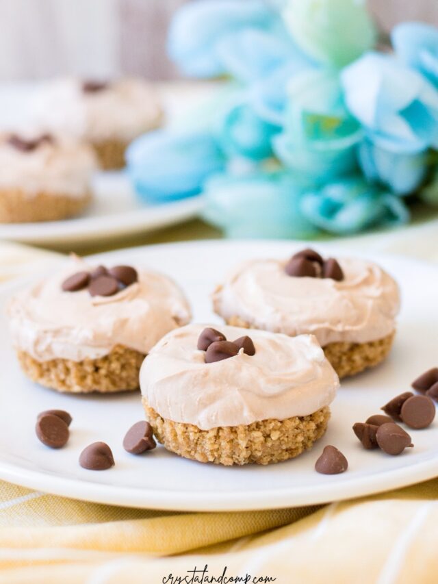 no bake chocolate mini cheesecakes on yellow cloth