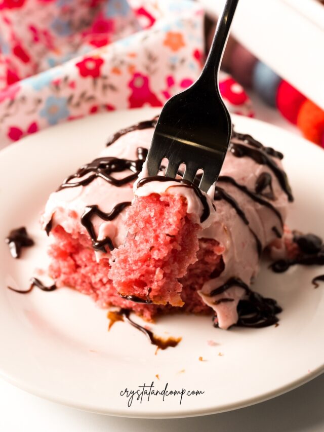 cropped-strawberry-cake-with-puree.jpg