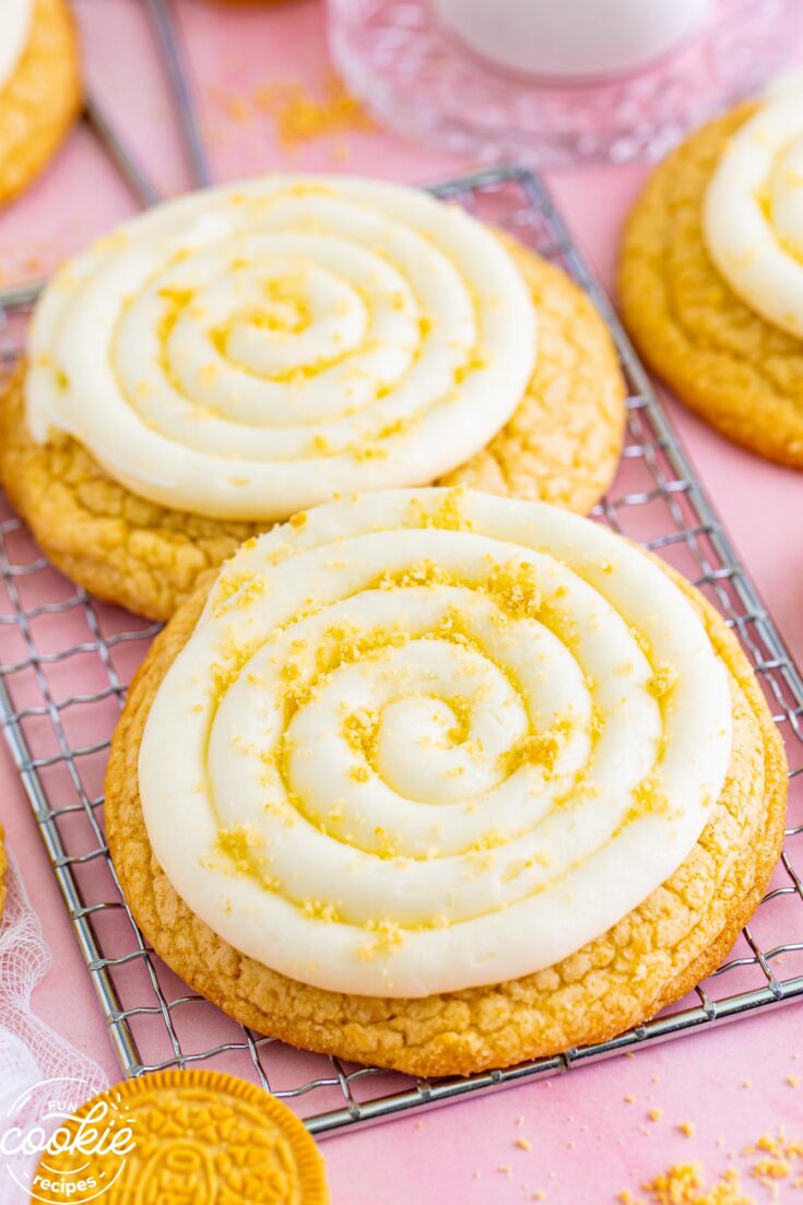 Image for Crumbl Vanilla Crumb Cake With Golden Oreo